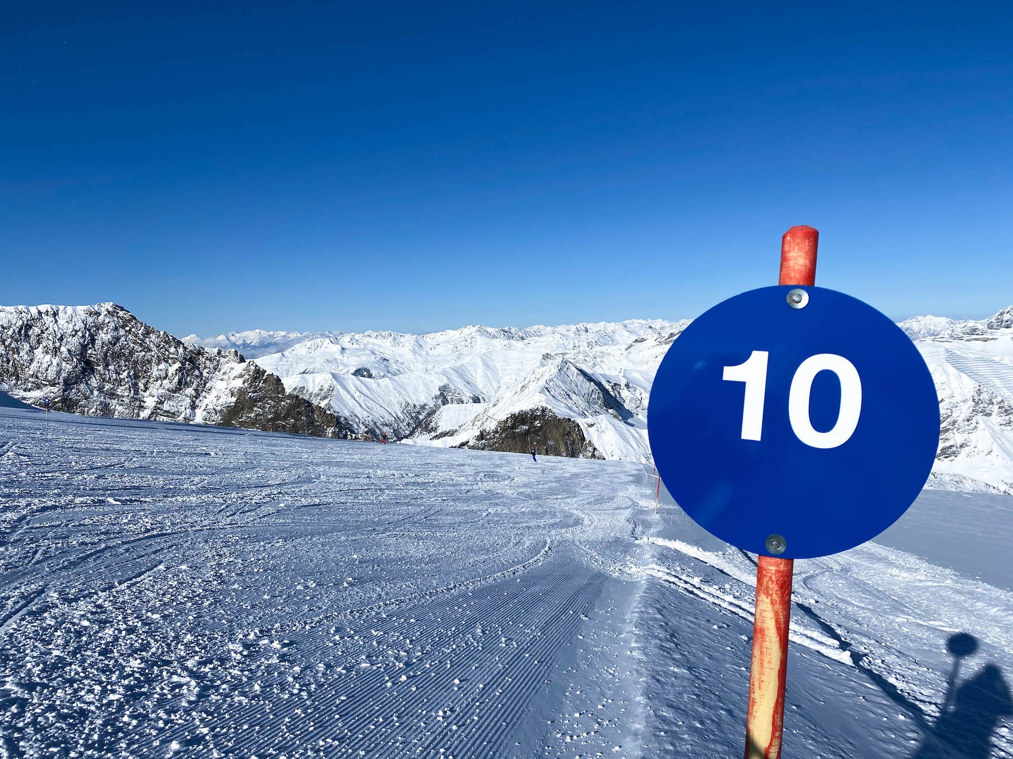 blauw bord voor aanduiding van de piste