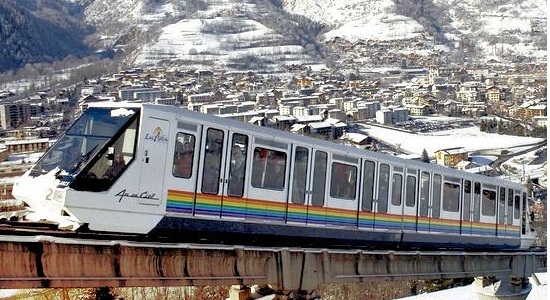 Dit is een trein die door de skiegebeiden rijd